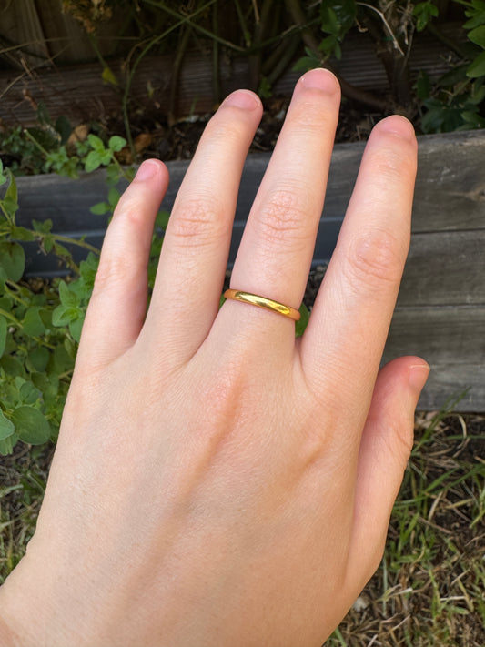 Vintage English 22ct yellow gold band, 2.4mm wide