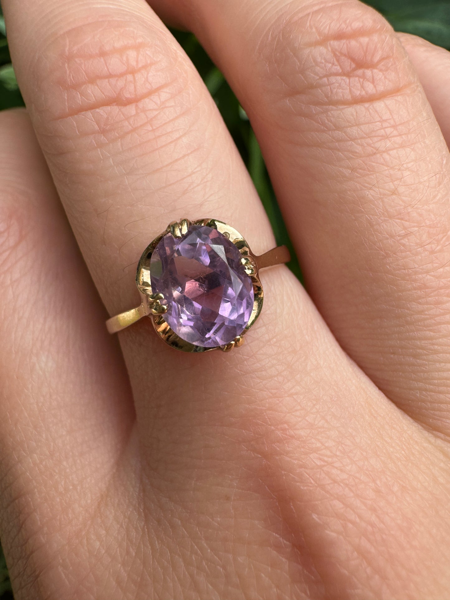 Vintage English 9ct yellow gold 1.81ct amethyst buttercup ring
