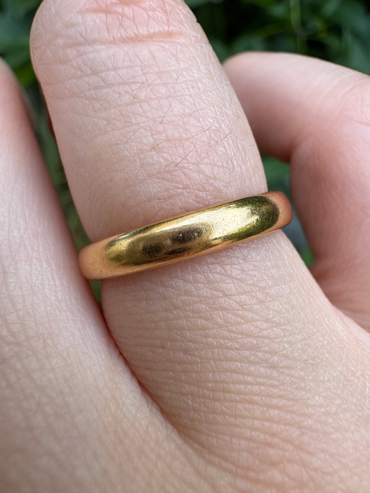 Vintage English 22ct yellow gold band with platinum interior, 3mm wide
