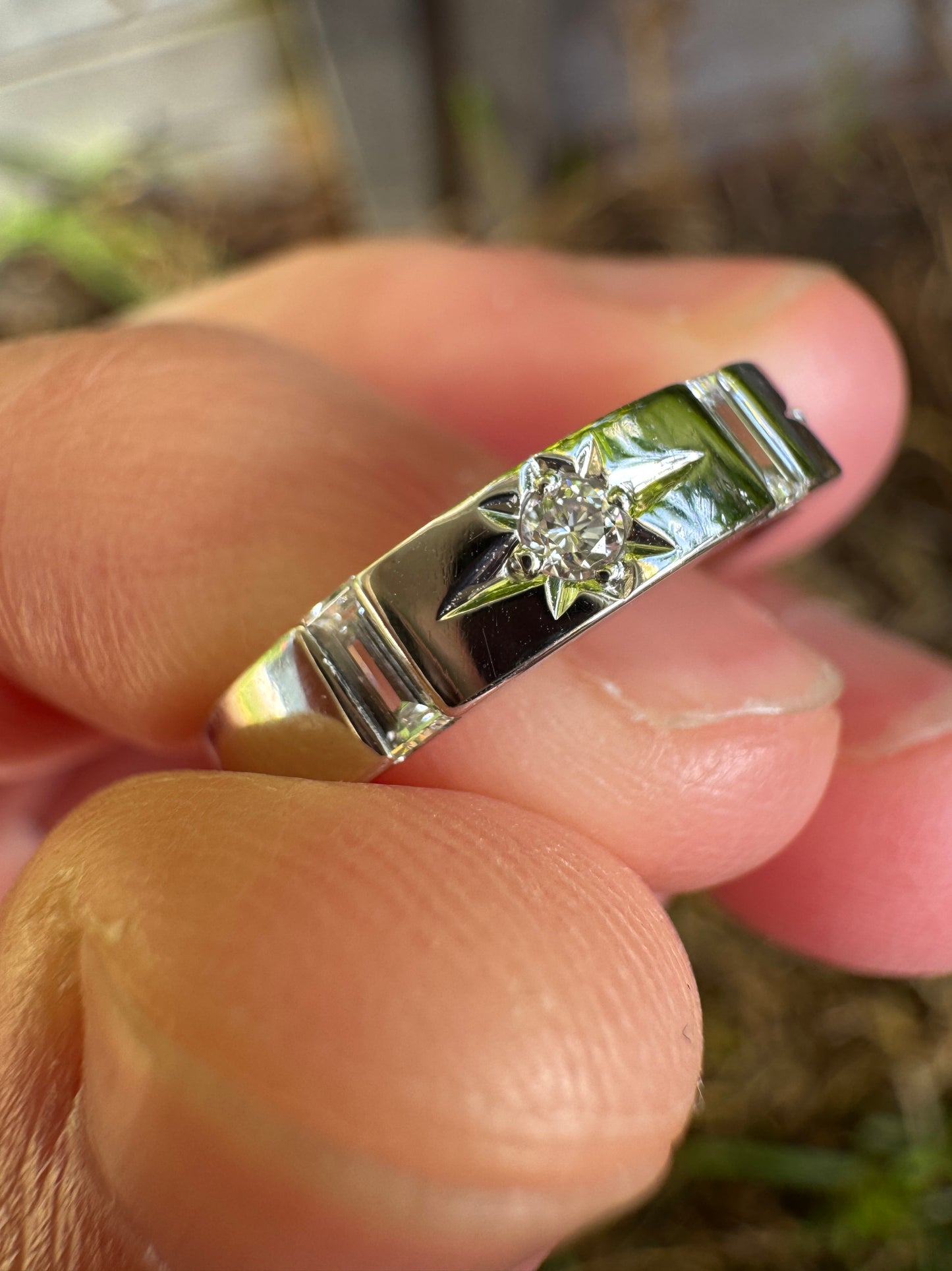 Vintage 18ct white gold 0.17ct TCW round brilliant and baguette cut diamond gypsy ring