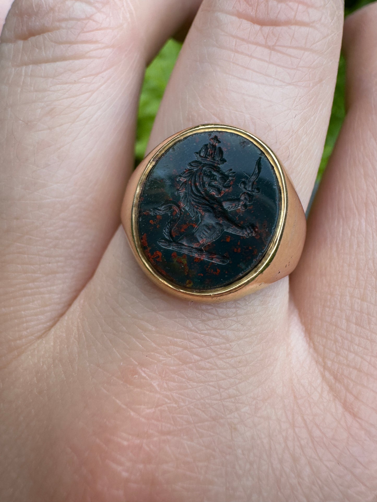 Vintage 18ct yellow gold bloodstone lion intaglio signet