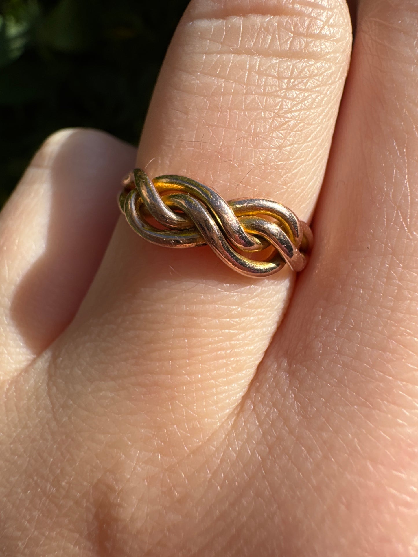 Antique Edwardian 9ct rosy yellow gold knot ring