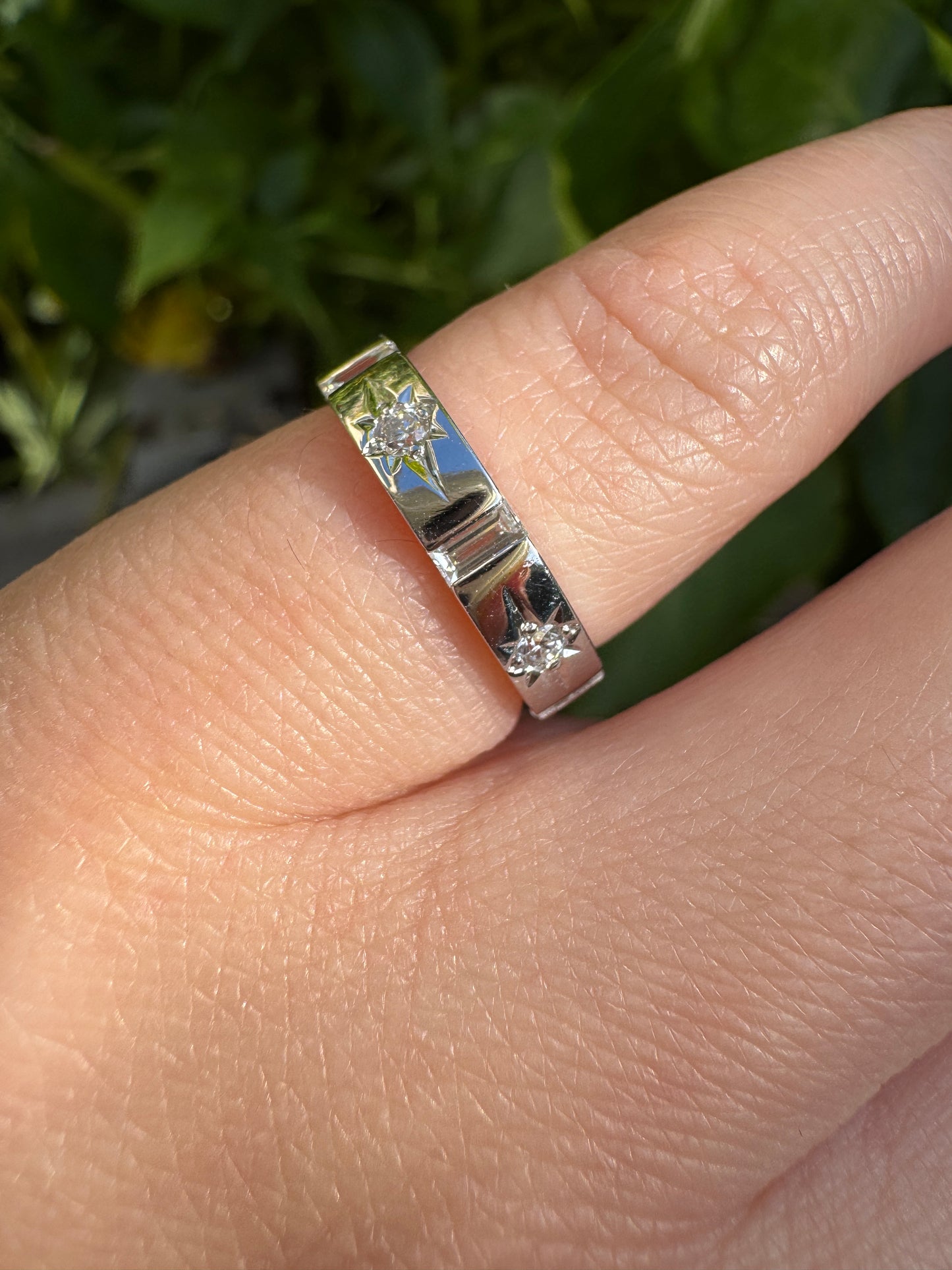 Vintage 18ct white gold 0.17ct TCW round brilliant and baguette cut diamond gypsy ring