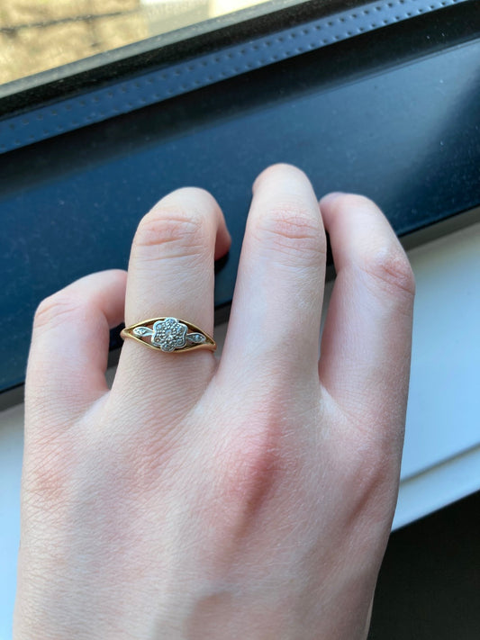 Vintage 18ct yellow gold diamond flower ring
