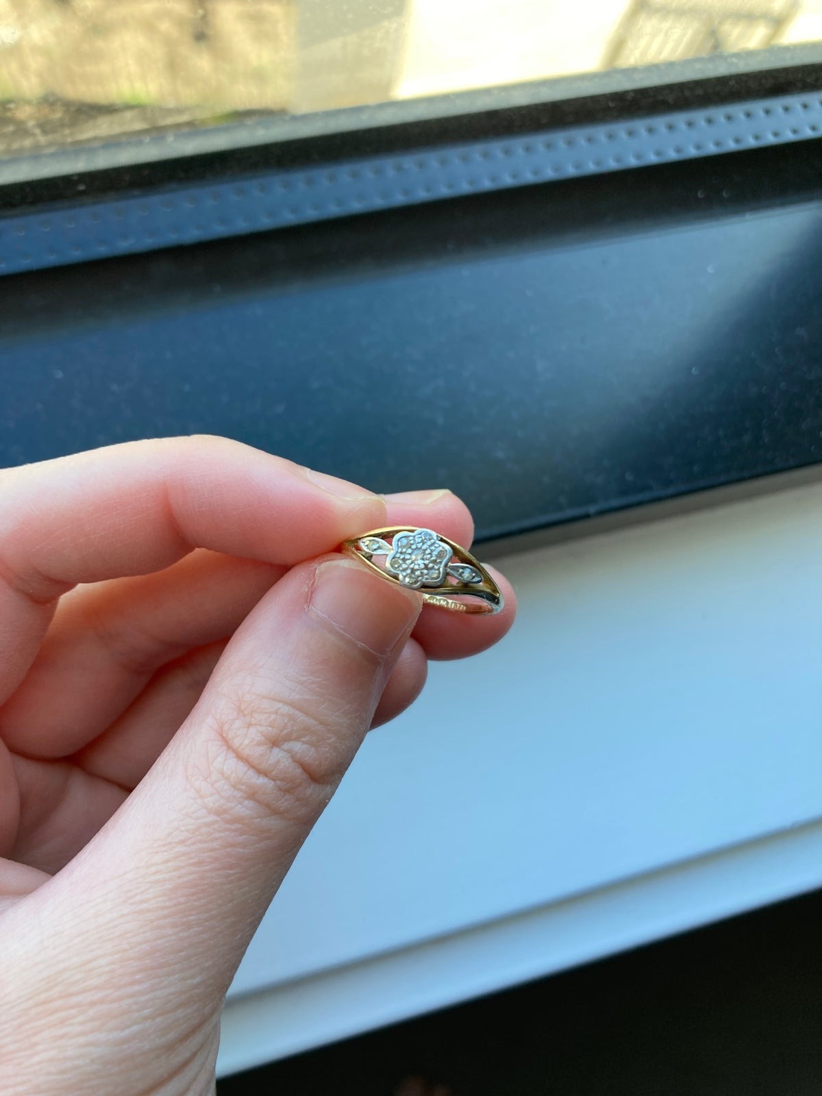 Vintage 18ct yellow gold diamond flower ring