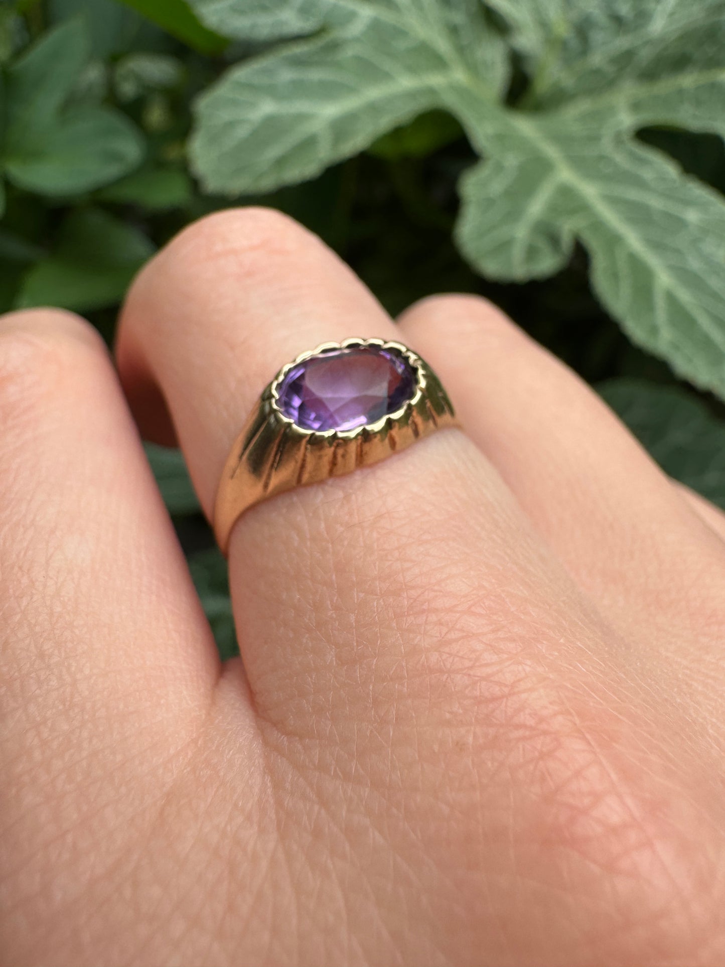 Vintage 9ct yellow gold 1.29ct amethyst east-west ring