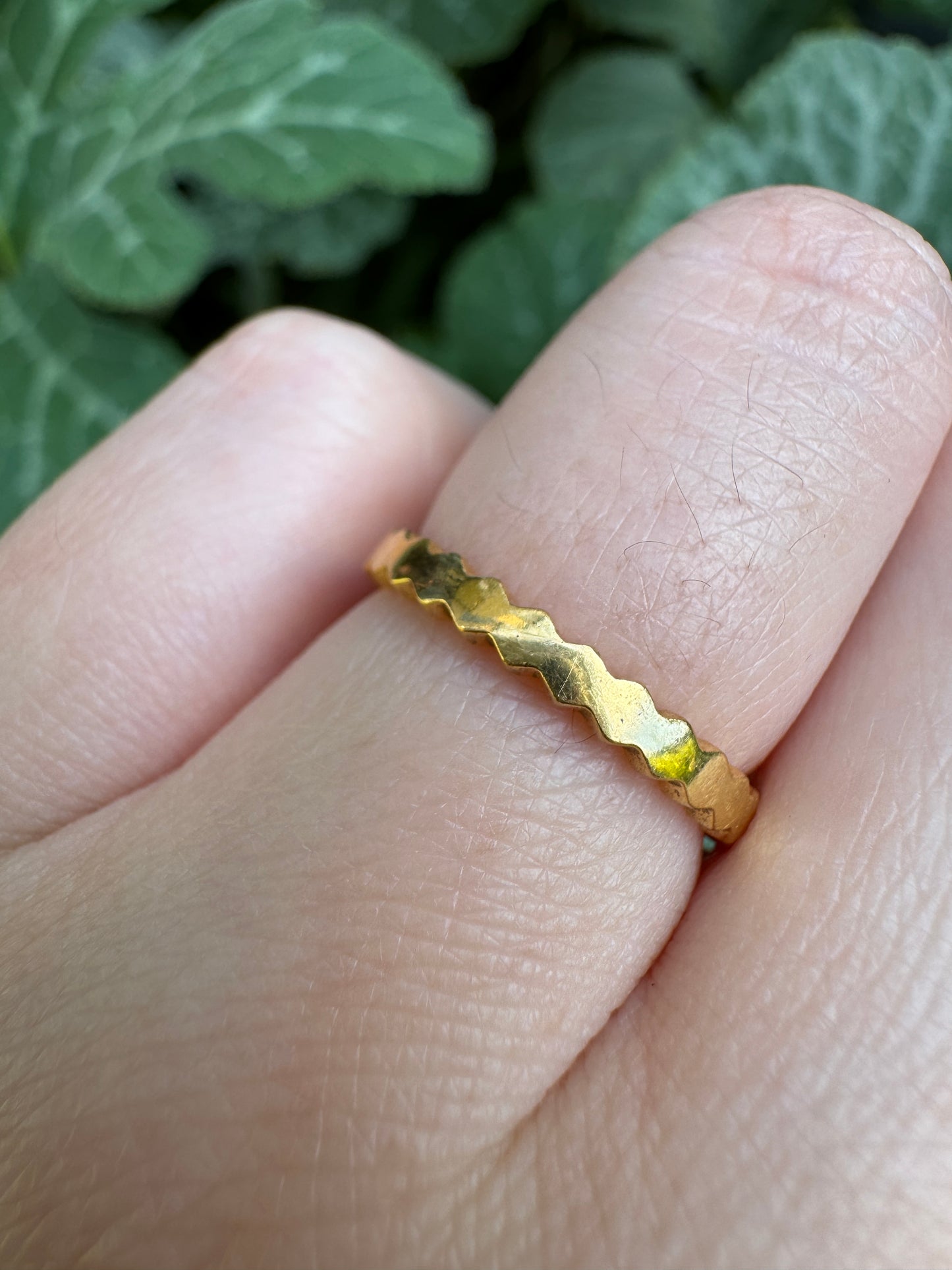 Vintage 18ct yellow gold scalloped band, 2mm wide