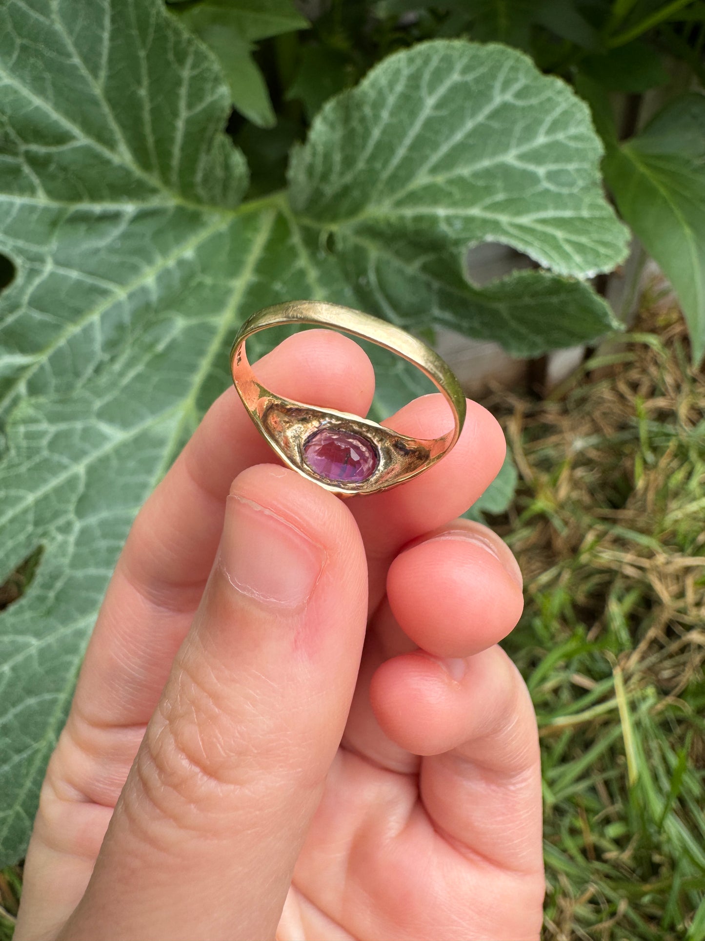 Vintage 9ct yellow gold 1.29ct amethyst east-west ring