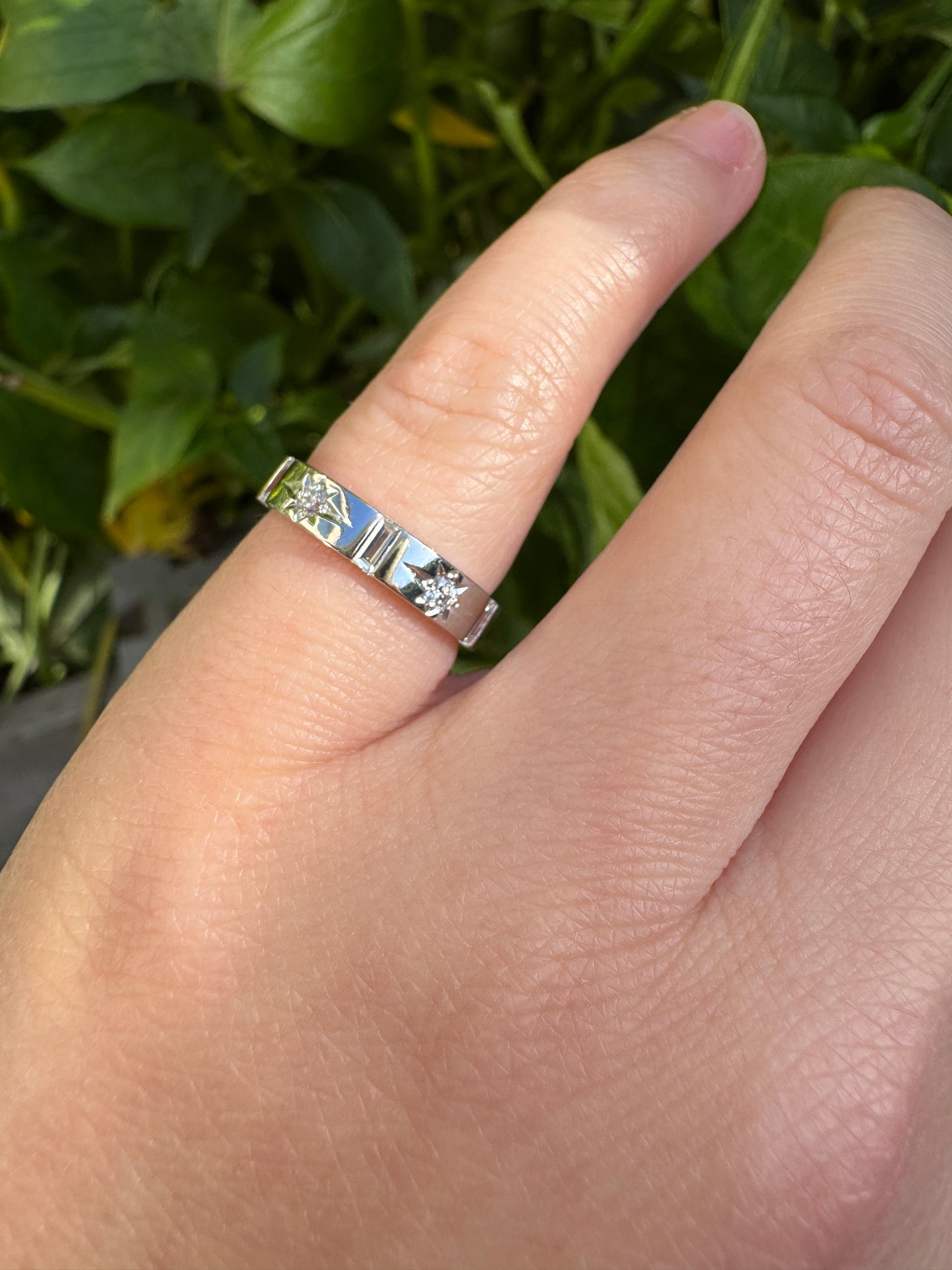 Vintage 18ct white gold 0.17ct TCW round brilliant and baguette cut diamond gypsy ring
