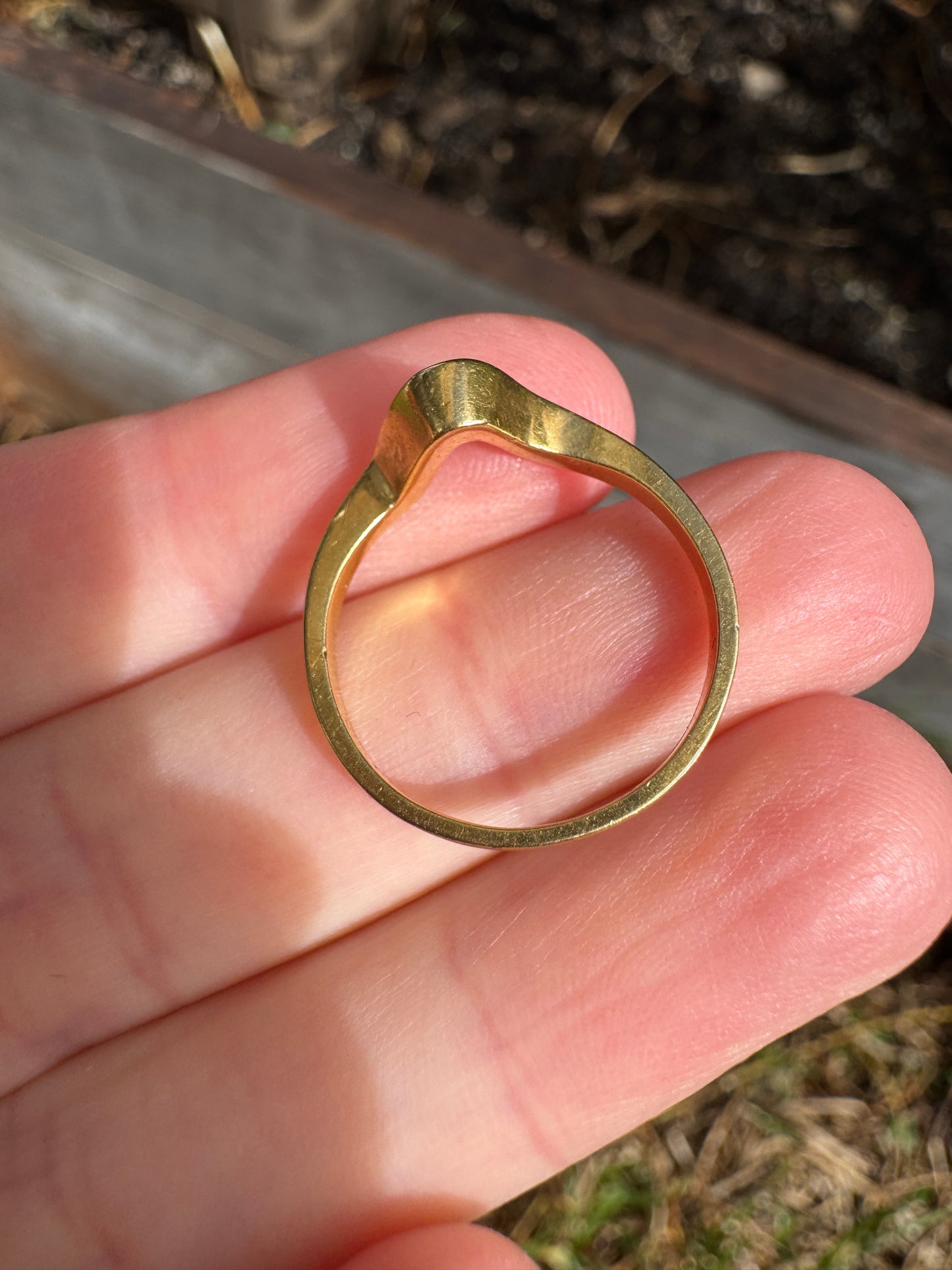 Vintage 18ct yellow gold curved band