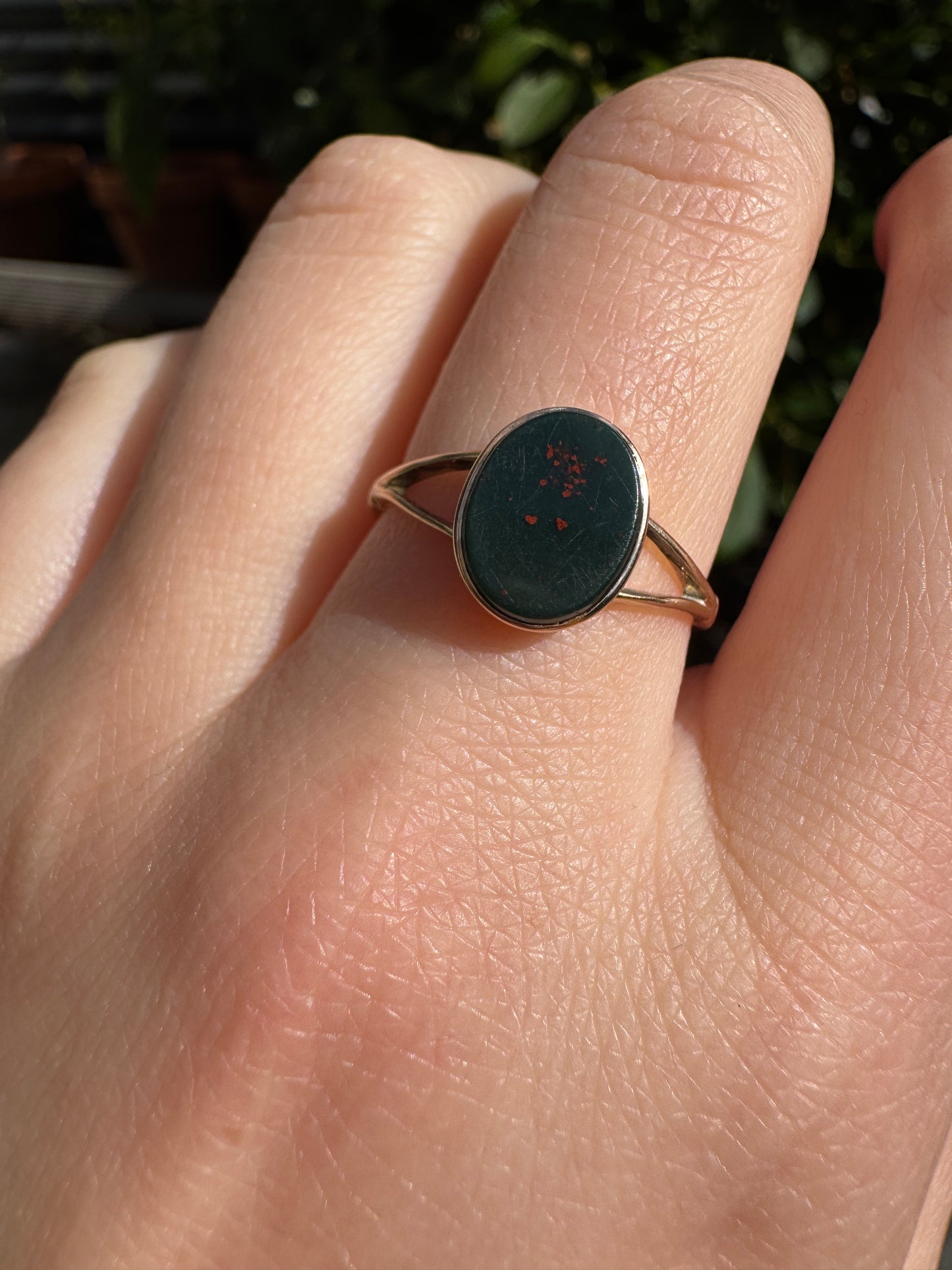 Antique 9ct yellow gold bloodstone signet ring