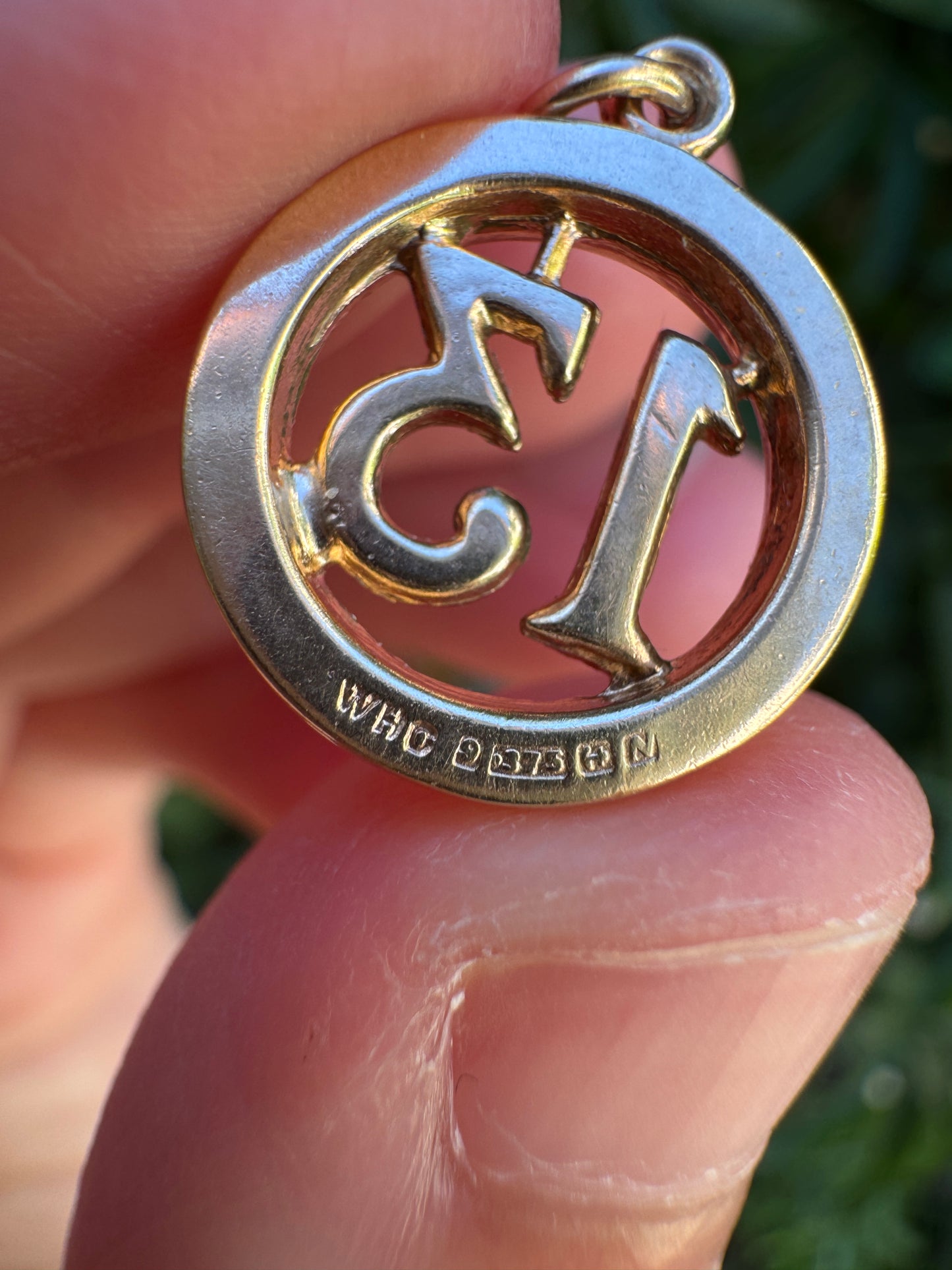 Vintage 9ct yellow gold '13' pendant