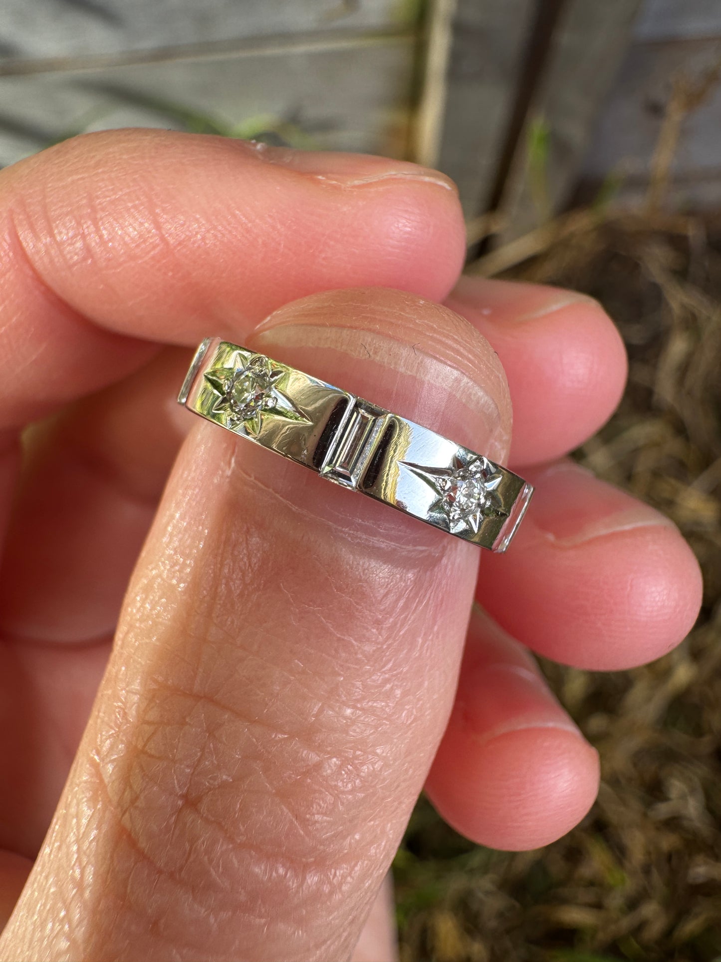 Vintage 18ct white gold 0.17ct TCW round brilliant and baguette cut diamond gypsy ring