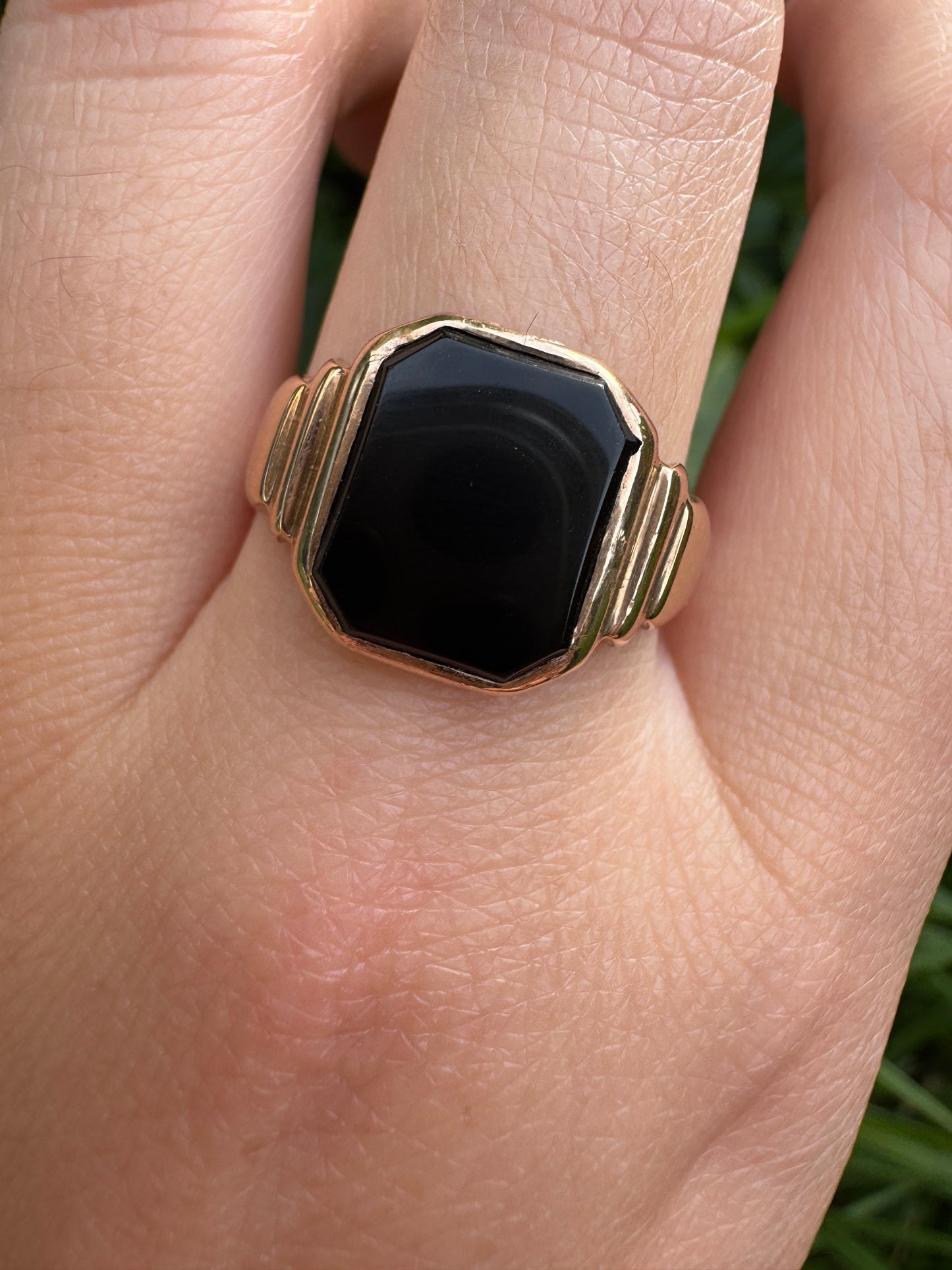 Vintage 9ct yellow gold onyx signet ring