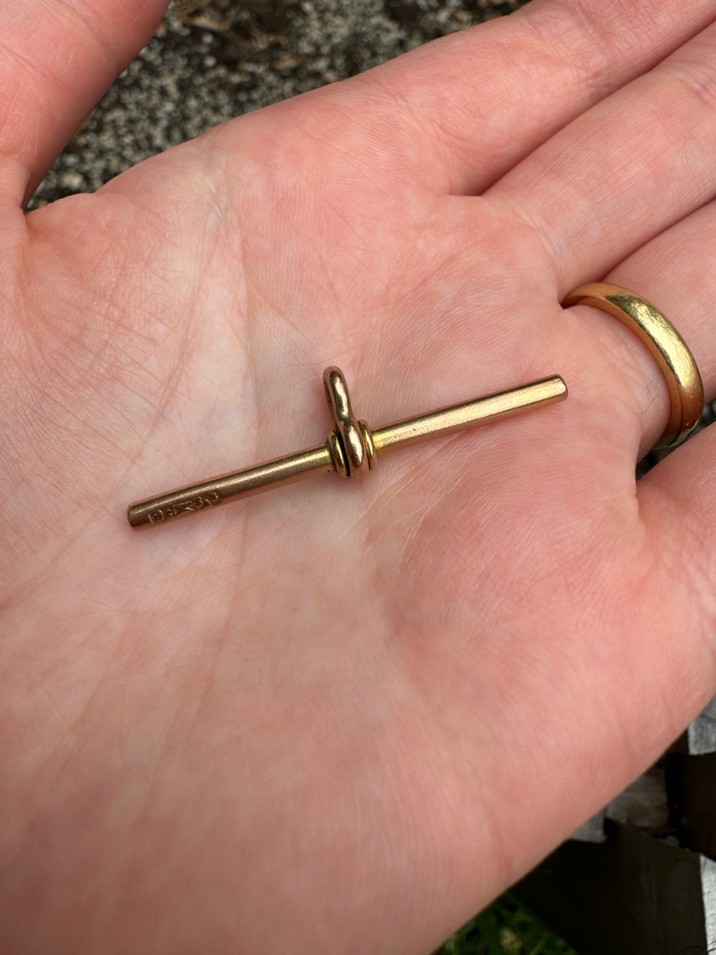 Antique Australian 9ct rosy yellow gold t-bar pendant