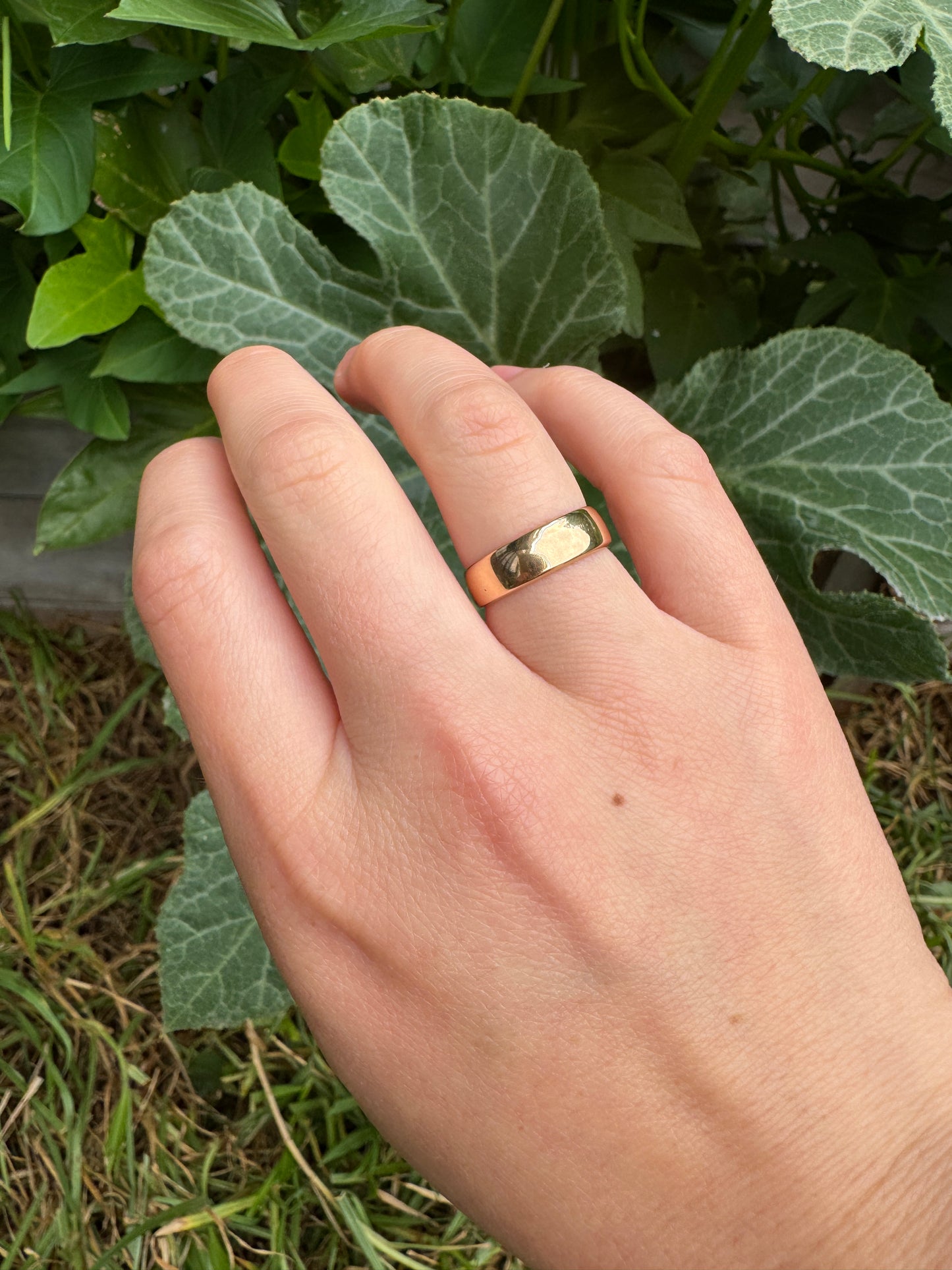 Antique Australian 18ct rosy yellow gold band, 5mm wide