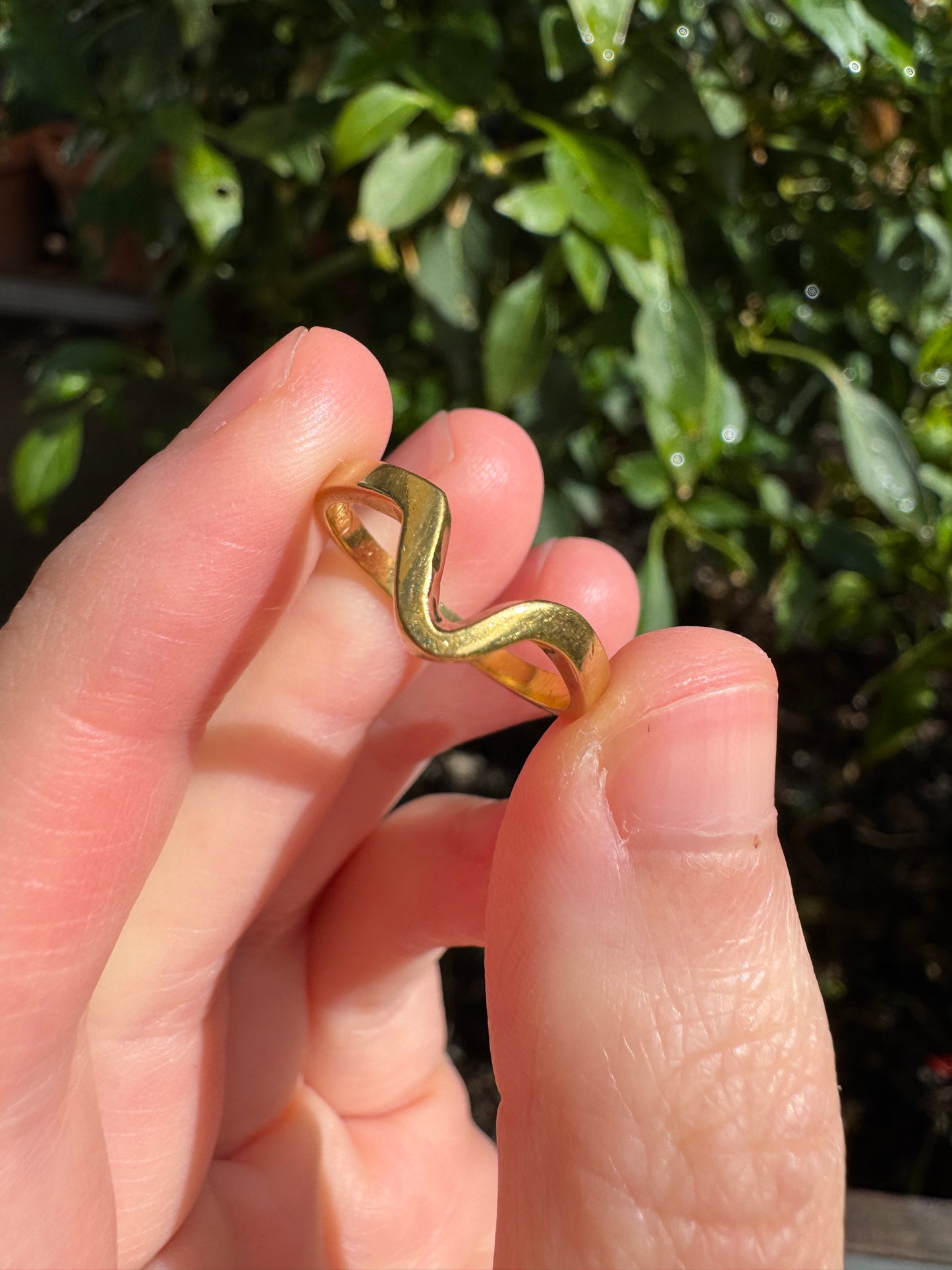 Vintage 18ct yellow gold curved band