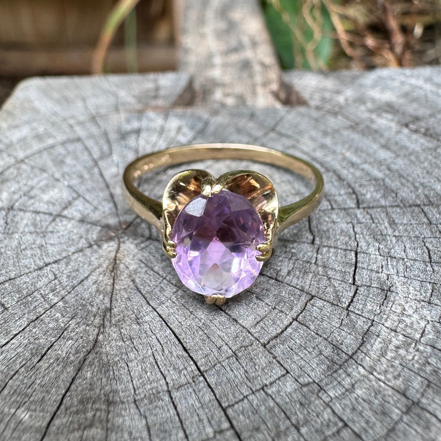 Vintage English 9ct yellow gold 1.81ct amethyst buttercup ring