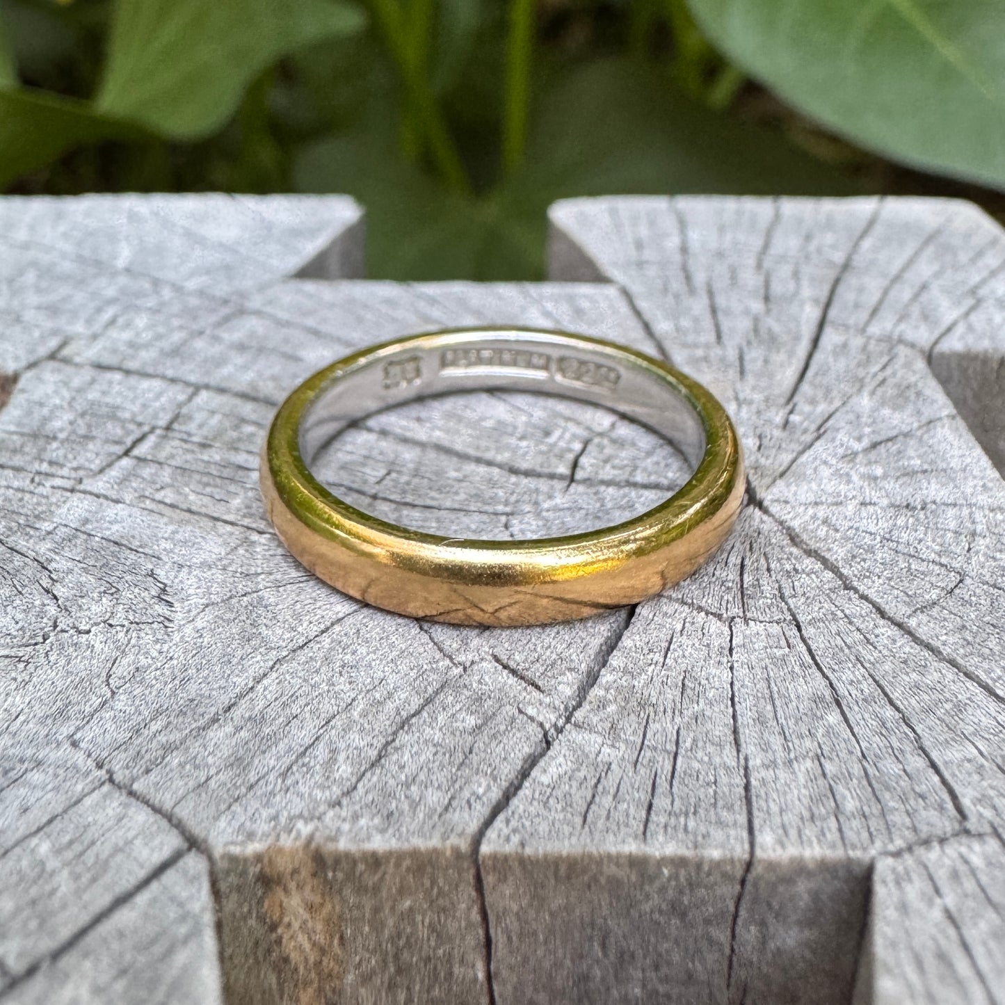 Vintage 22ct yellow gold band with platinum interior, 3mm wide