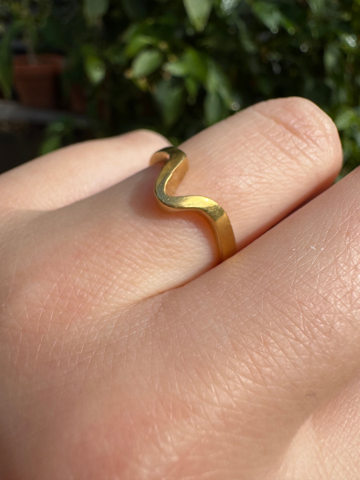 Vintage 18ct yellow gold curved band