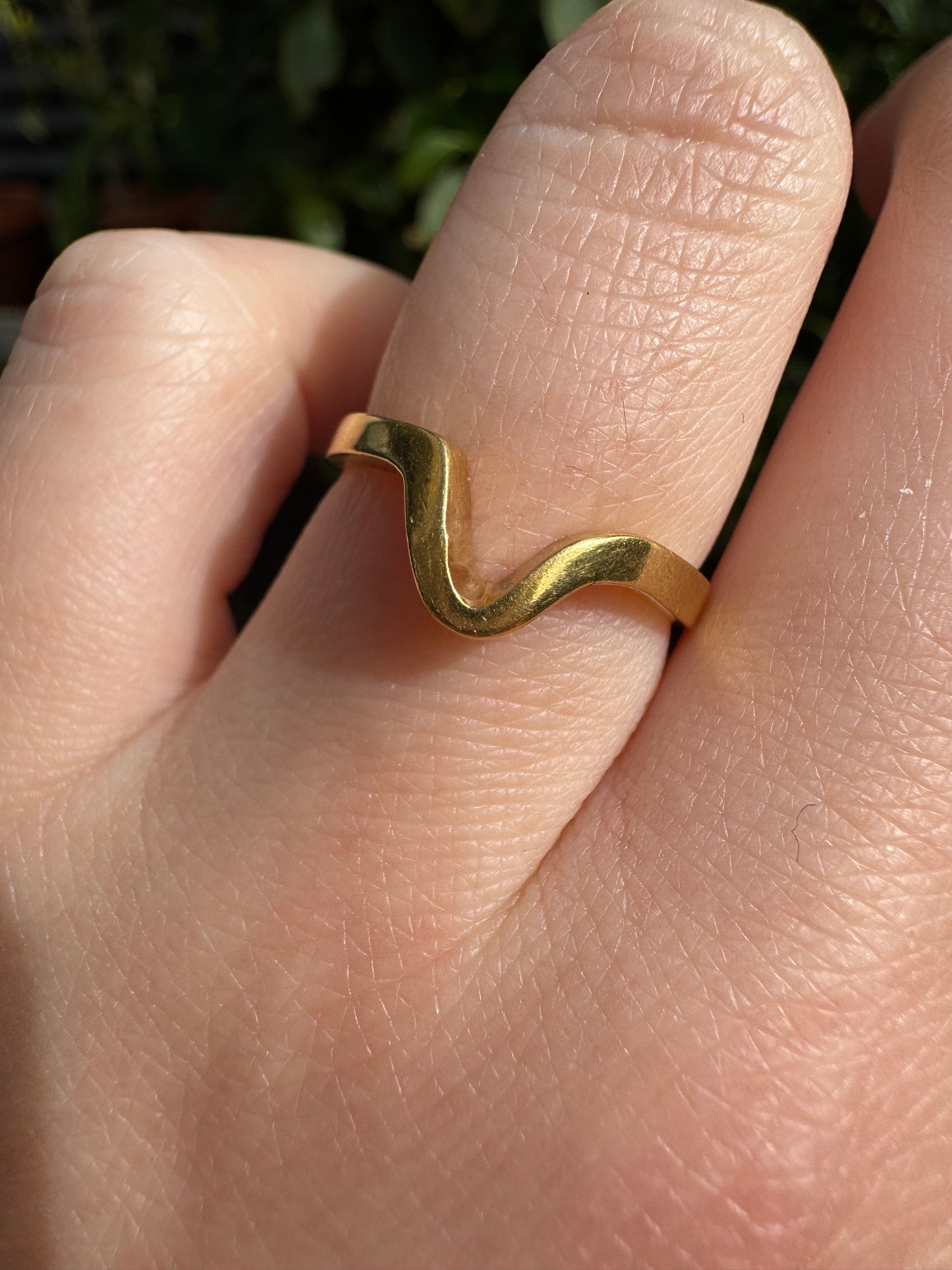 Vintage 18ct yellow gold curved band