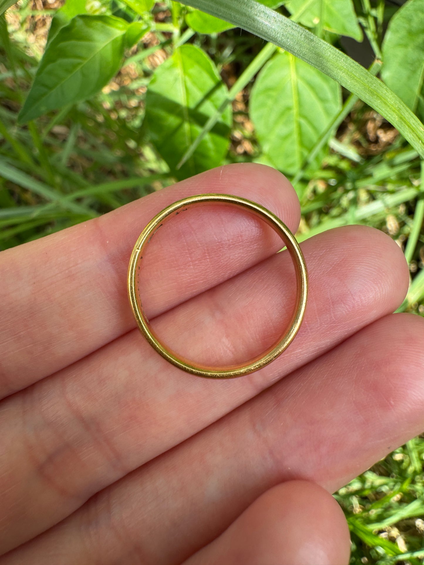 Vintage 22ct yellow gold band, 2mm wide