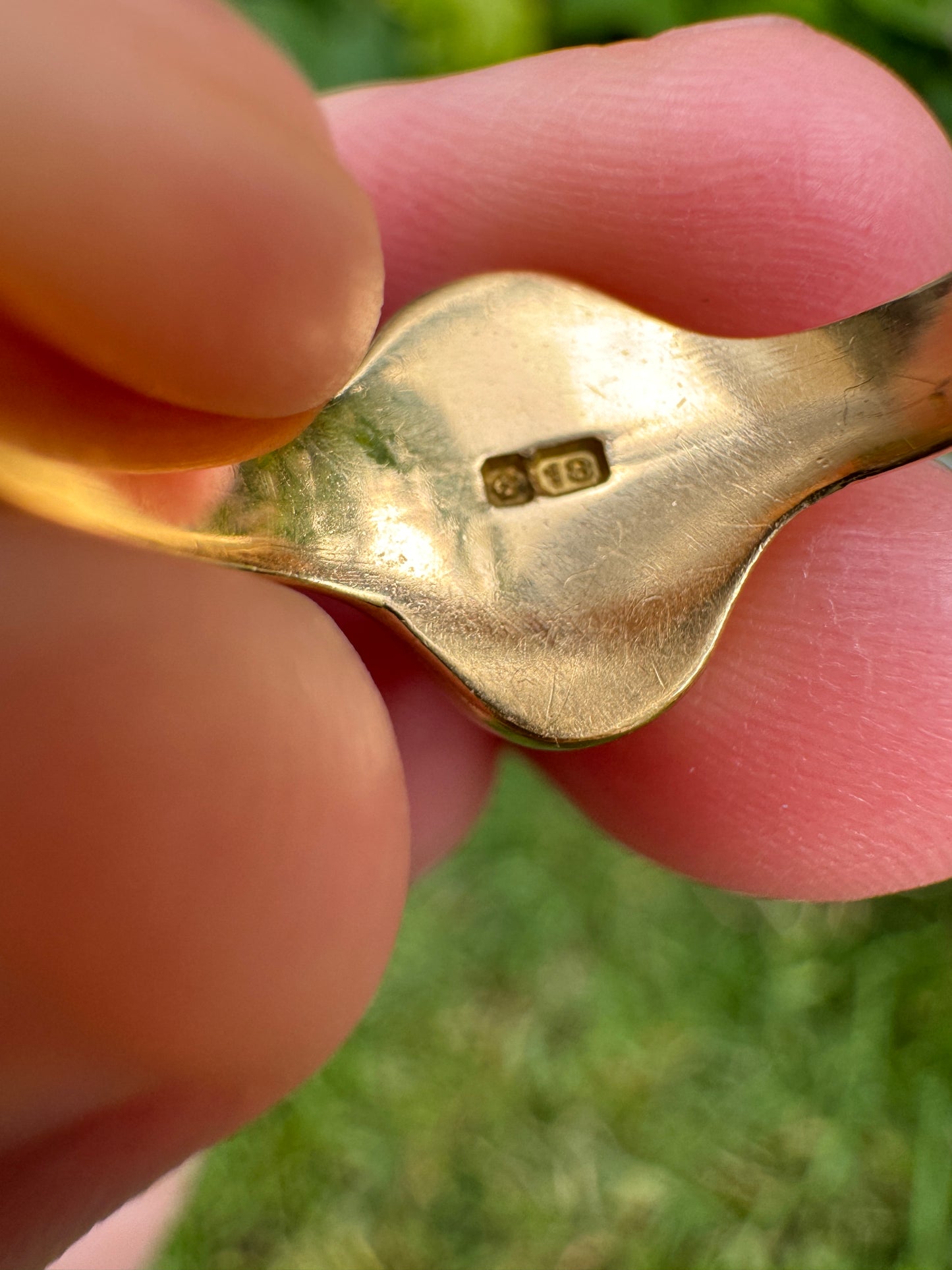 Antique 18ct yellow gold oval initial signet