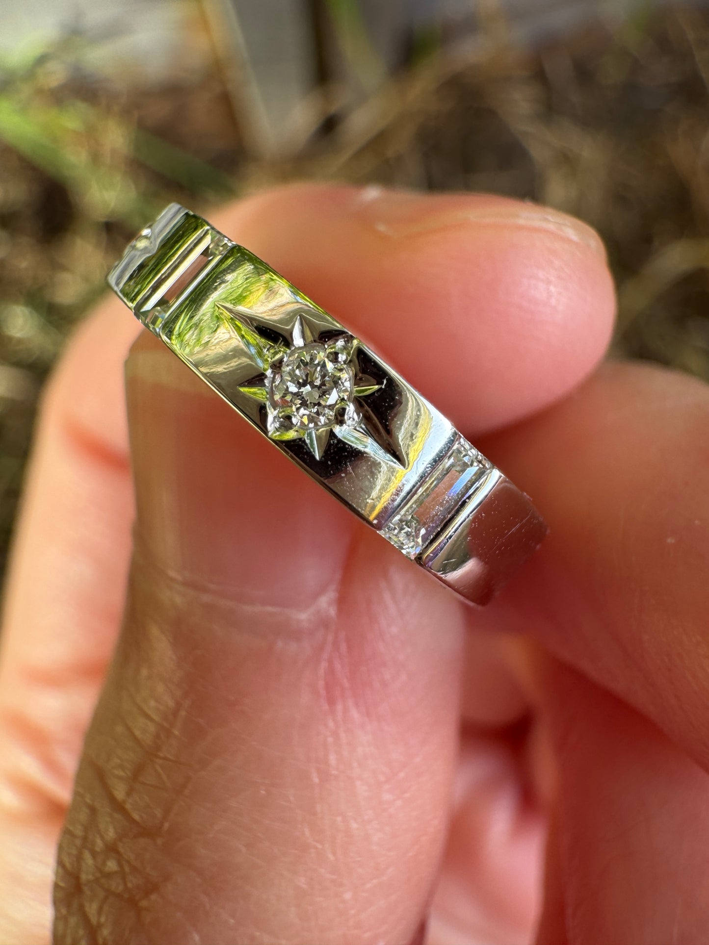Vintage 18ct white gold 0.17ct TCW round brilliant and baguette cut diamond gypsy ring