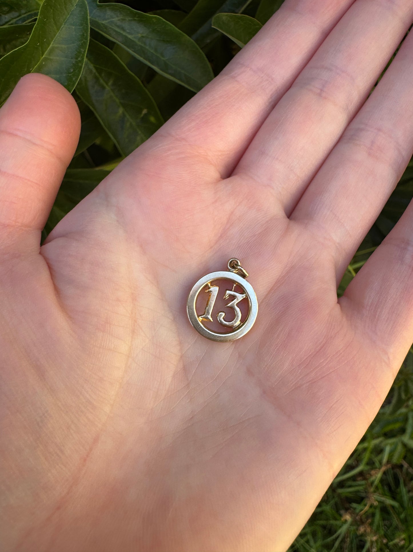 Vintage 9ct yellow gold '13' pendant