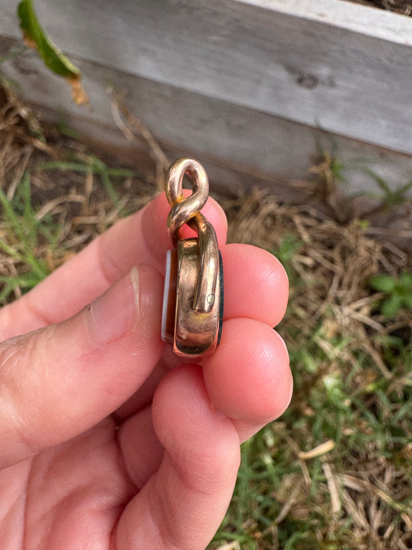 Antique 10ct rosy yellow gold bloodstone and sardonyx spinner pendant