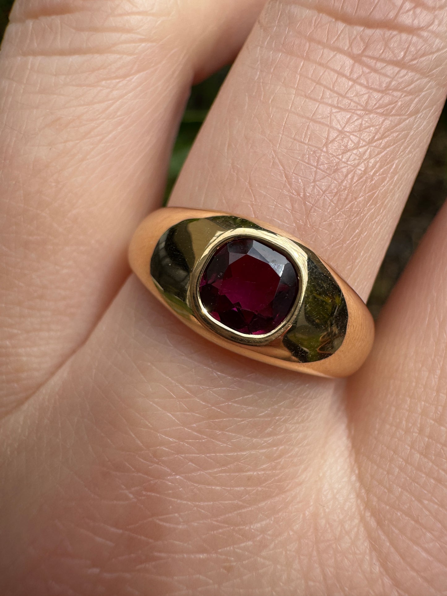Antique English Edwardian 18ct yellow gold 0.76ct old cushion cut garnet gypsy ring