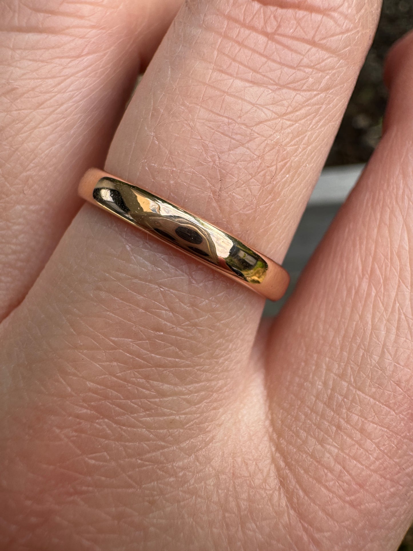 Antique Australian 15ct rosy yellow gold band, 3mm wide