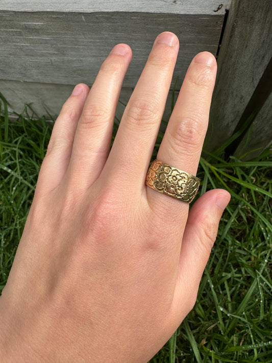 Vintage 9ct rosy yellow gold floral cigar band, 10.5mm wide