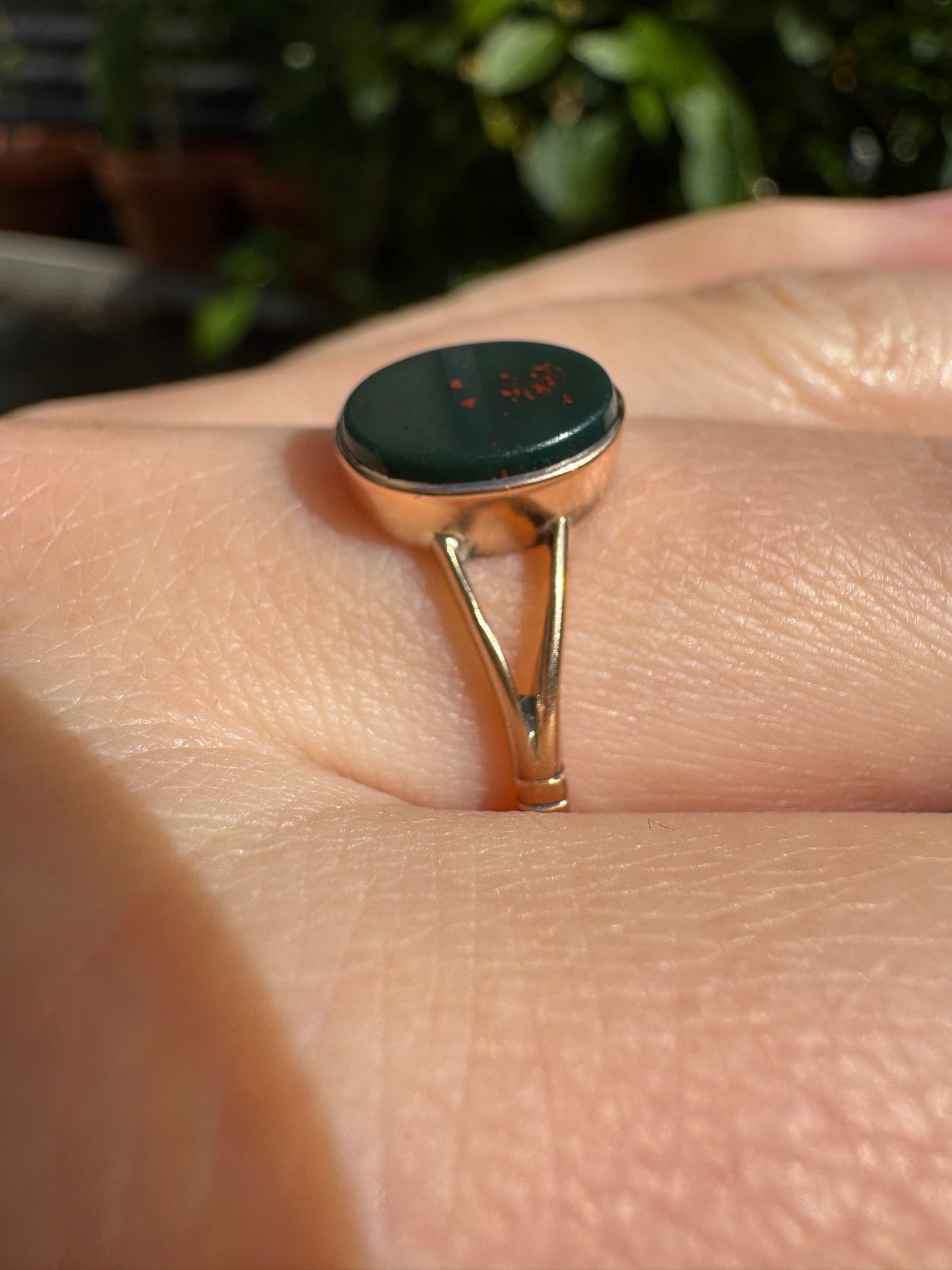 Antique 9ct yellow gold bloodstone signet ring