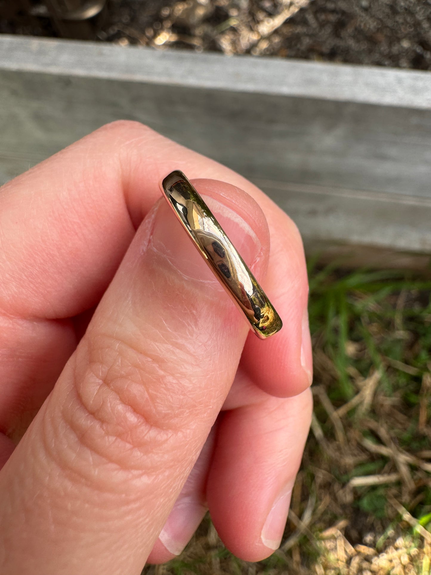 Antique Australian 15ct rosy yellow gold band, 3mm wide