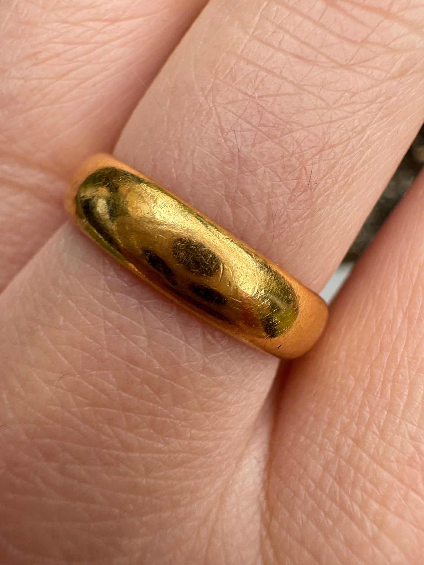 Vintage 22ct yellow gold band, 4mm wide