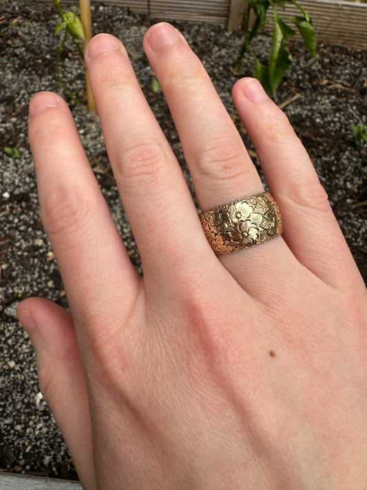 Vintage 9ct rosy yellow gold floral cigar band, 10.5mm wide