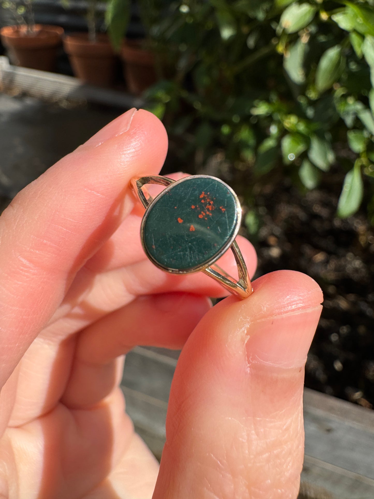Antique 9ct yellow gold bloodstone signet ring
