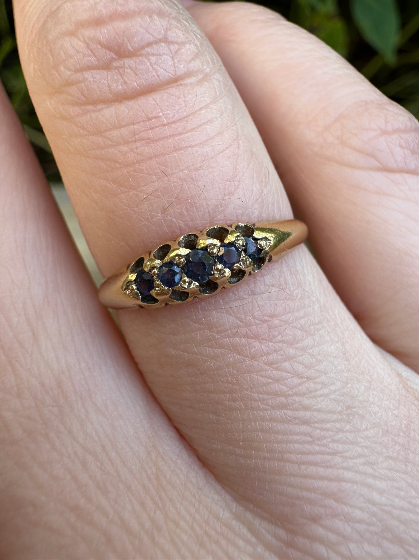 Antique Victorian 18ct yellow gold five stone natural sapphire boat ring