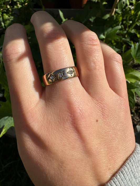 Vintage 18ct rosy yellow gold three stone old mine cut diamond gypsy ring