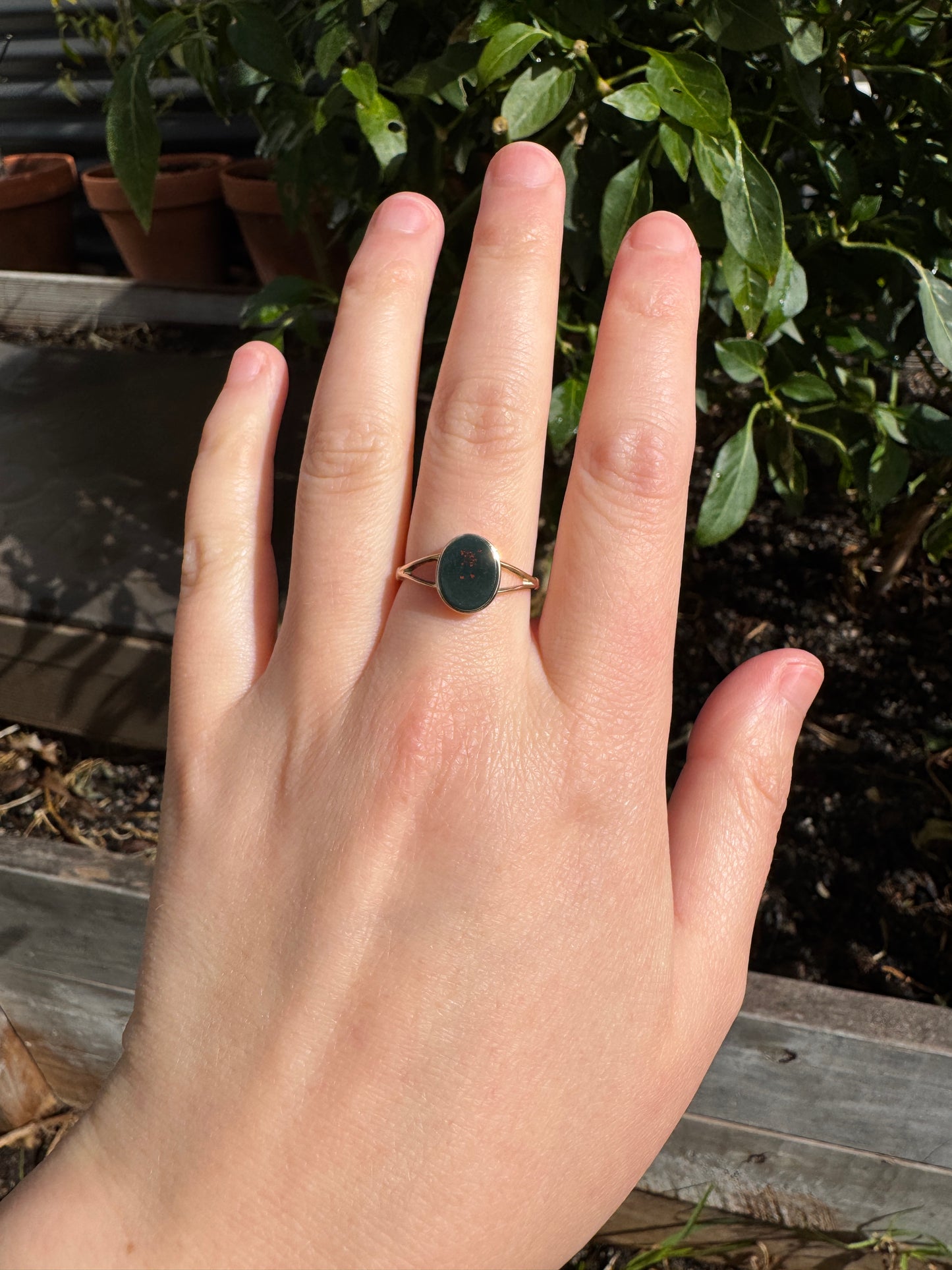 Antique 9ct yellow gold bloodstone signet ring