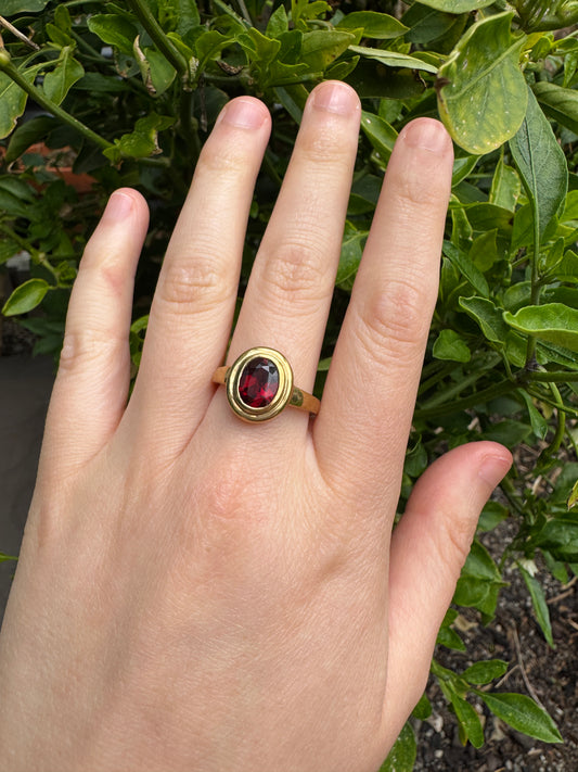 Vintage 9ct yellow gold 2.2ct garnet bezel set ring