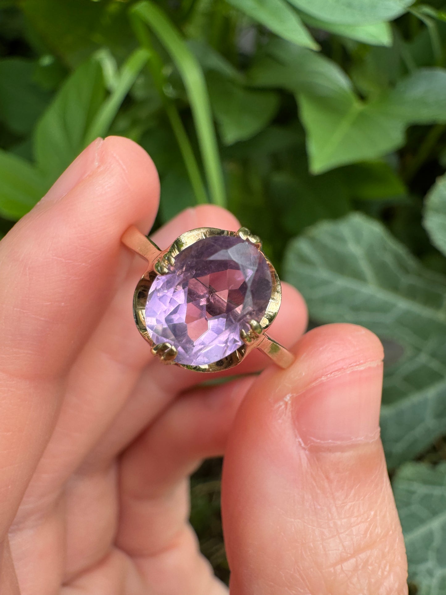 Vintage English 9ct yellow gold 1.81ct amethyst buttercup ring