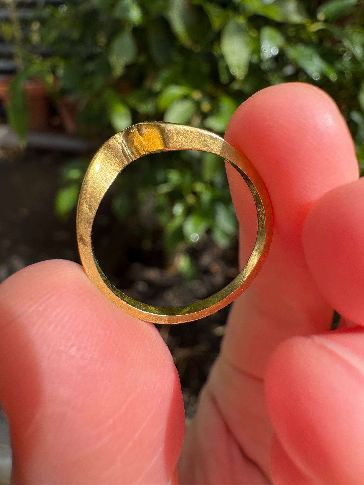 Vintage 18ct yellow gold curved band