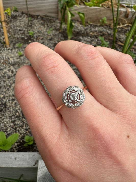 Vintage 18ct yellow gold 0.4ct TCW old mine cut and single cut diamond daisy ring