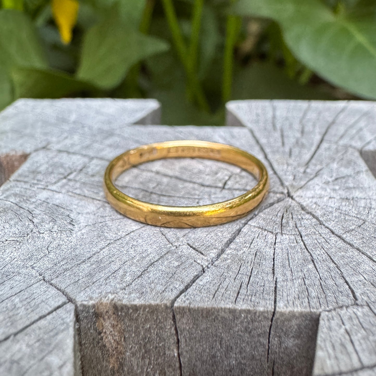 Vintage 22ct yellow gold band, 2mm wide
