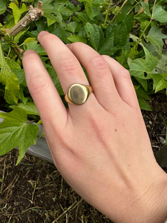 Antique 18ct yellow gold oval signet ring