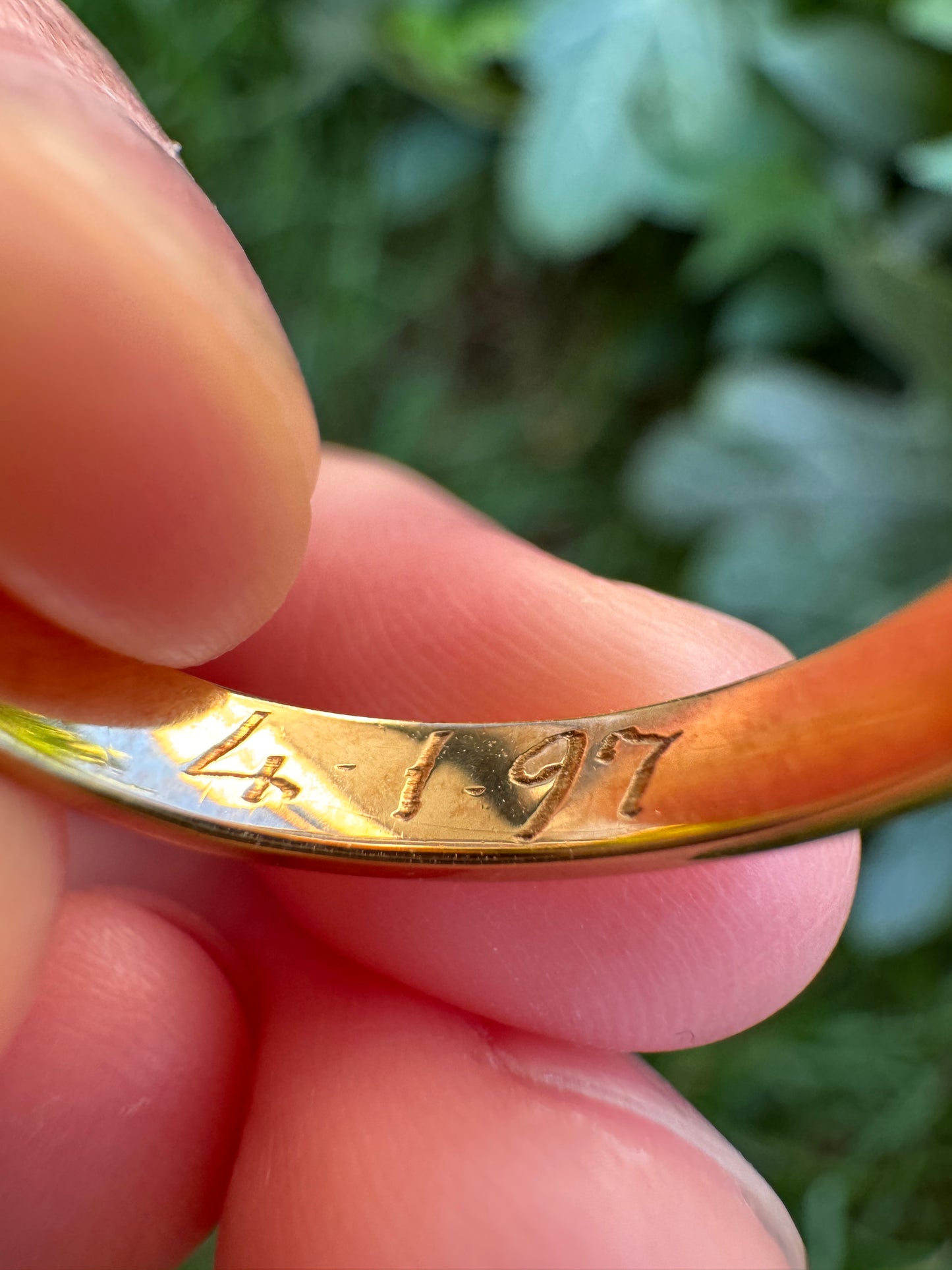 Vintage 18ct yellow gold curved band, 2.8mm wide
