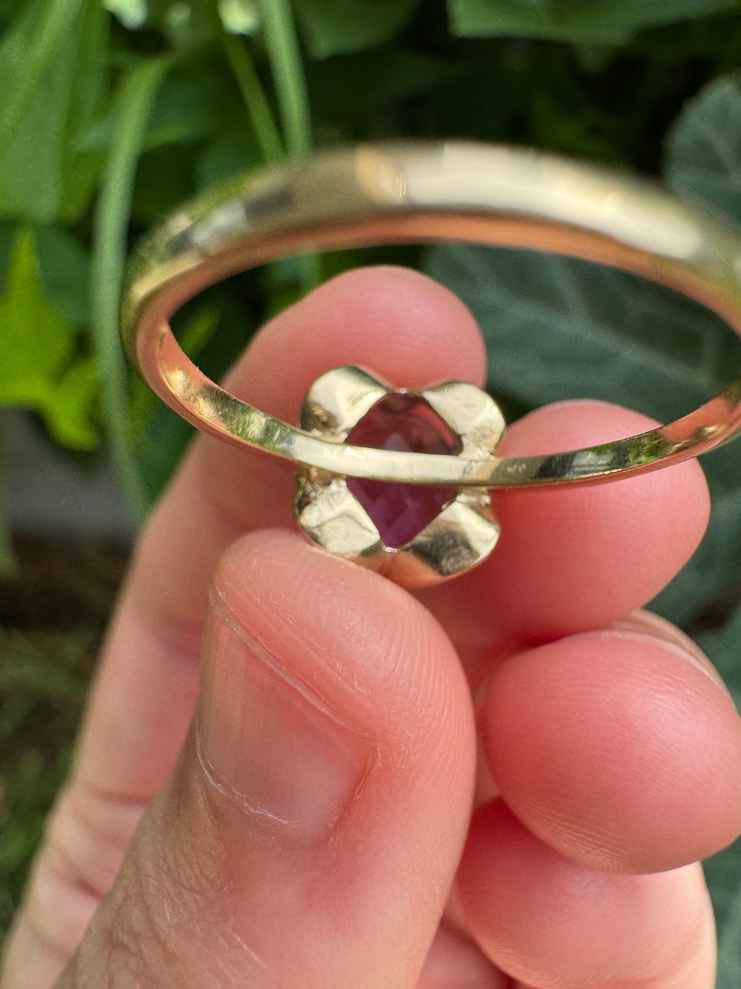 Vintage English 9ct yellow gold 1.81ct amethyst buttercup ring
