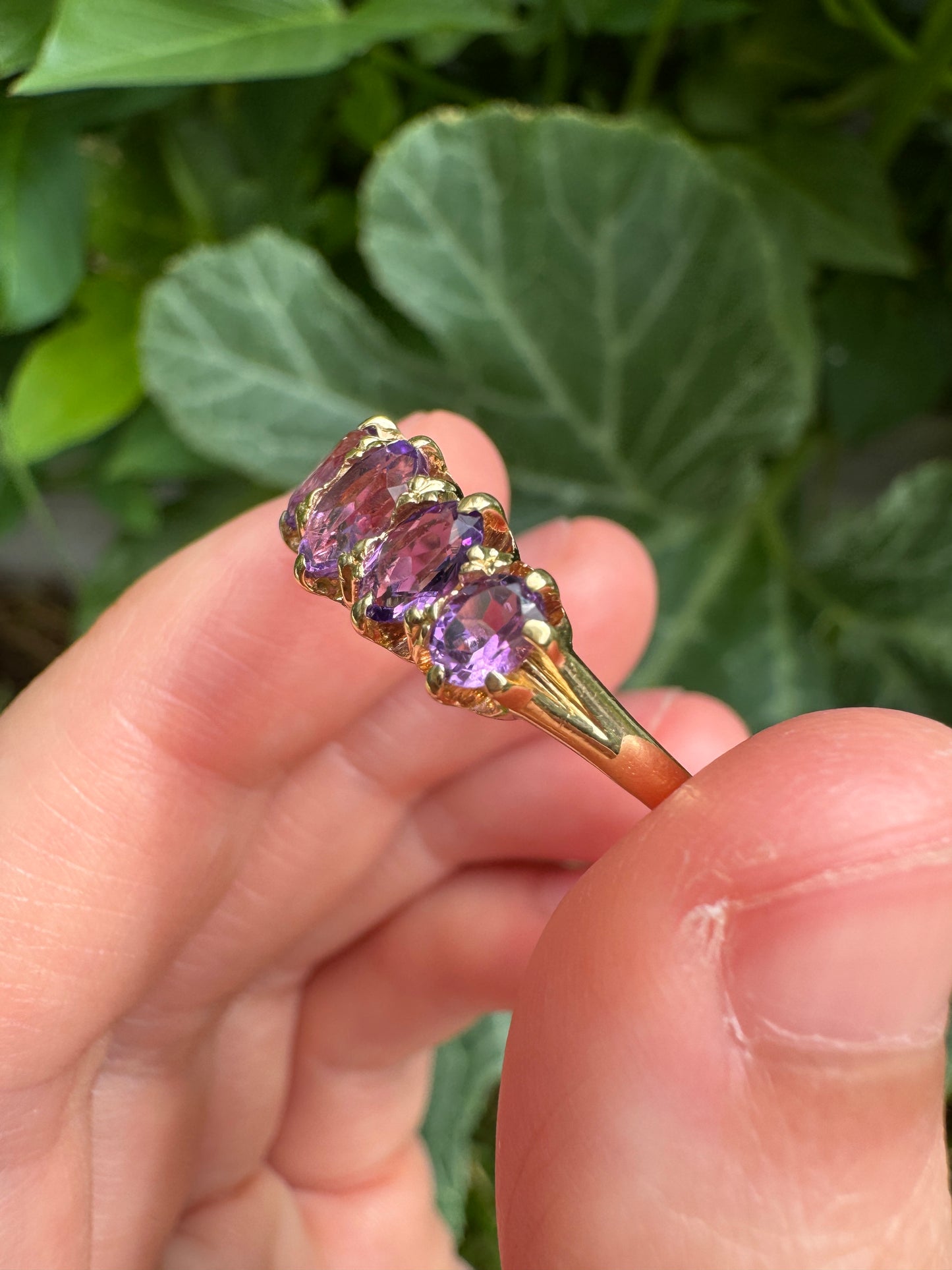 Vintage 18ct yellow gold five stone 1.31ct TCW amethyst ring